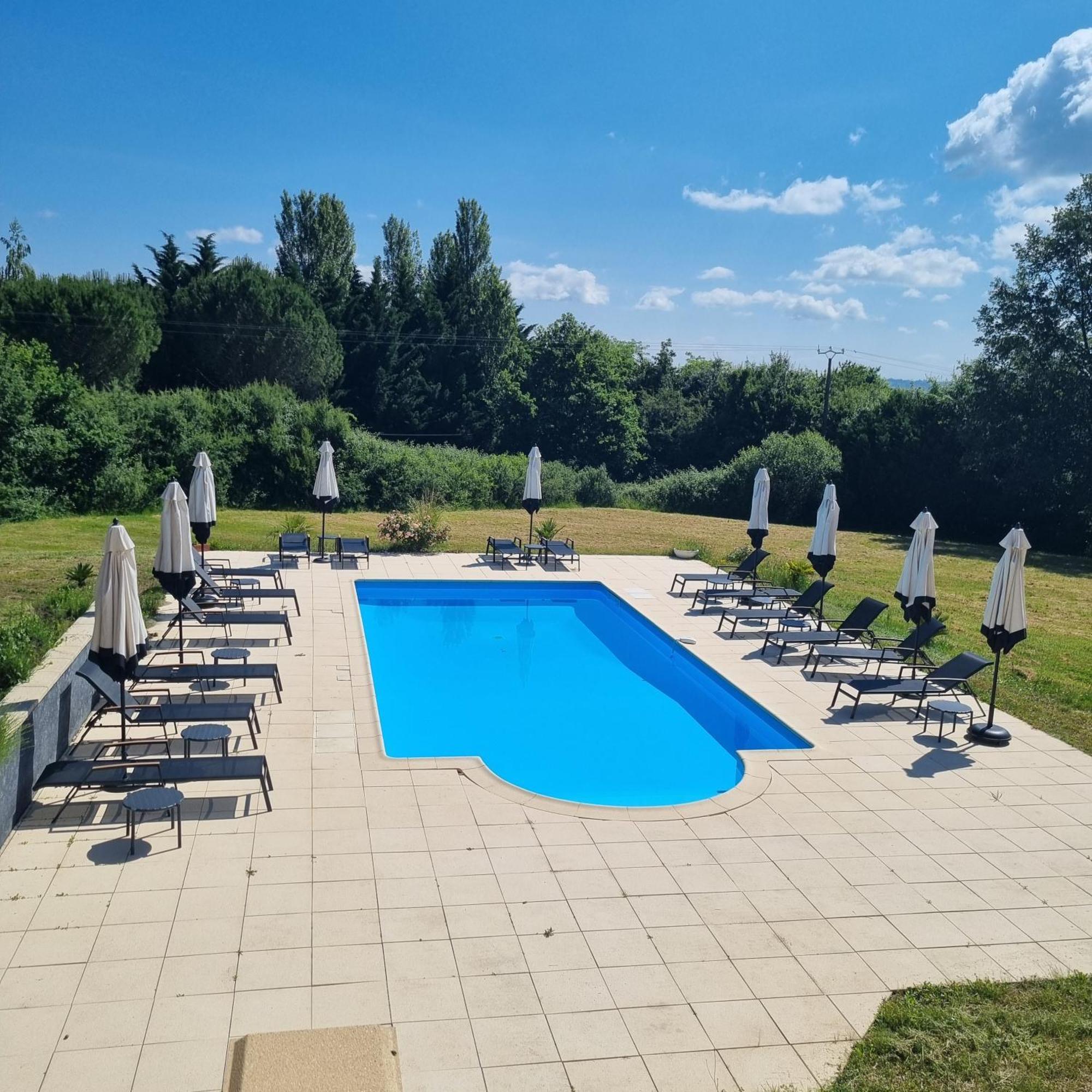 Au Perigord Noir Hotel Hautefort Екстериор снимка