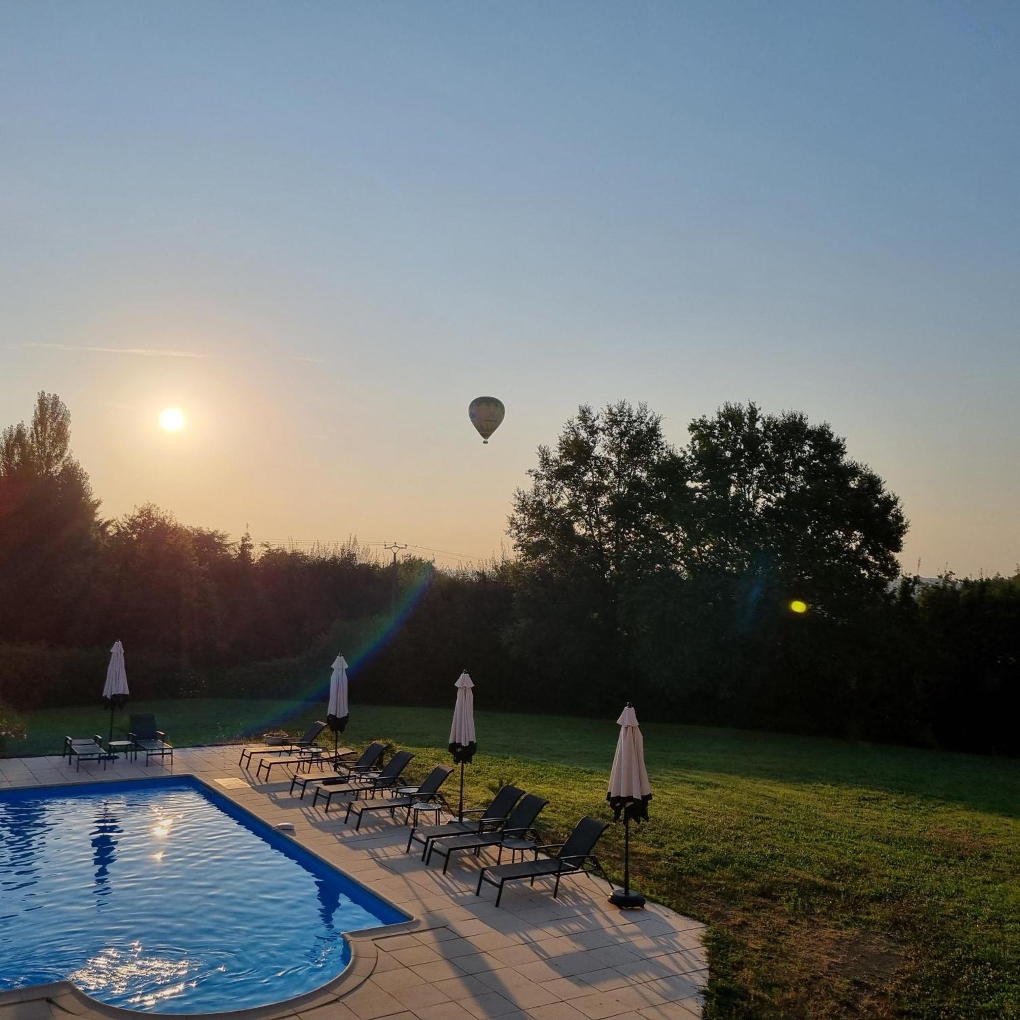 Au Perigord Noir Hotel Hautefort Екстериор снимка