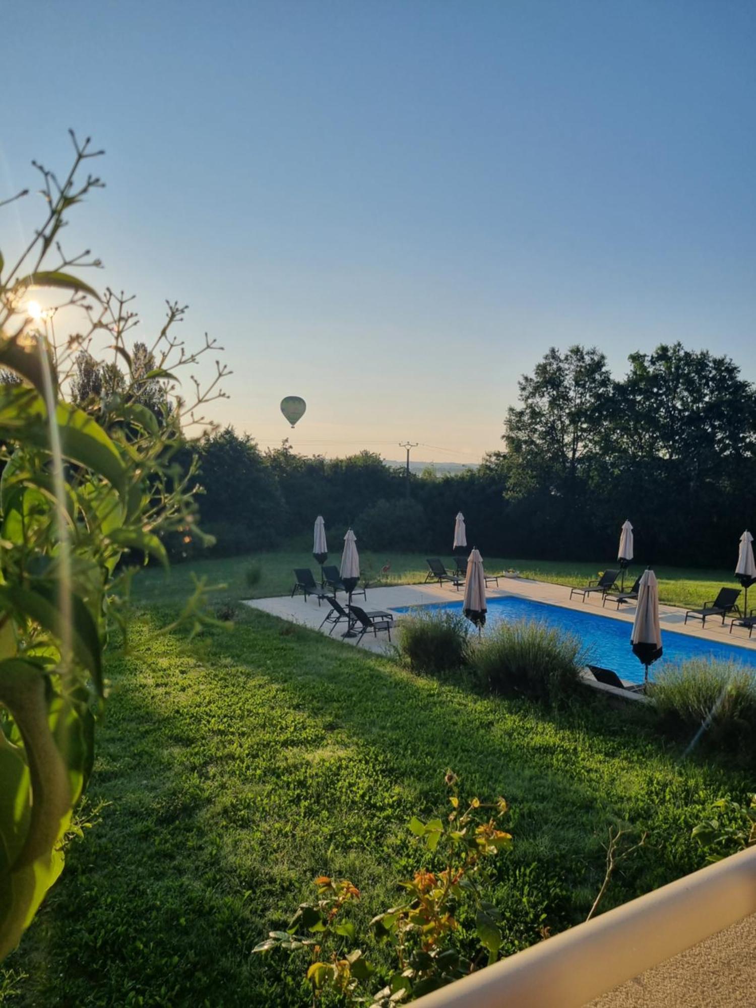Au Perigord Noir Hotel Hautefort Екстериор снимка